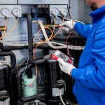 Τεχνικός πραγματοποιεί service σε βιομηχανικό κομπρεσέρ αέρα - ΑΝΕΛΙΞΙΣ ΤΣΙΚΑΛΟΥΔΑΚΗΣ