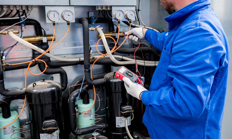 Τεχνικός πραγματοποιεί service σε βιομηχανικό κομπρεσέρ αέρα - ΑΝΕΛΙΞΙΣ ΤΣΙΚΑΛΟΥΔΑΚΗΣ